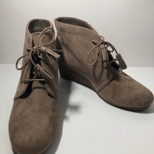 New Dr. Scholl's Women's Tan Wedge Ankle Boots with Boho Fringe Tassels Size 9.5